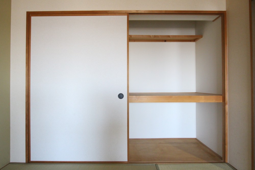 和室の収納押入は、片面しか使用出来ない。