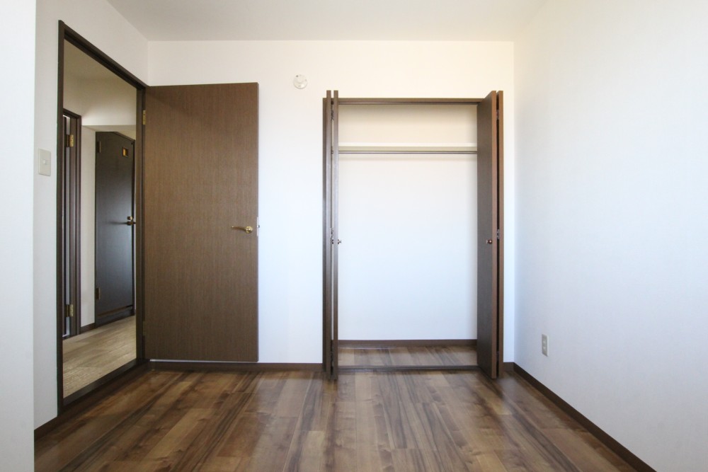 こちらが小さな洋室、子供部屋ですね。