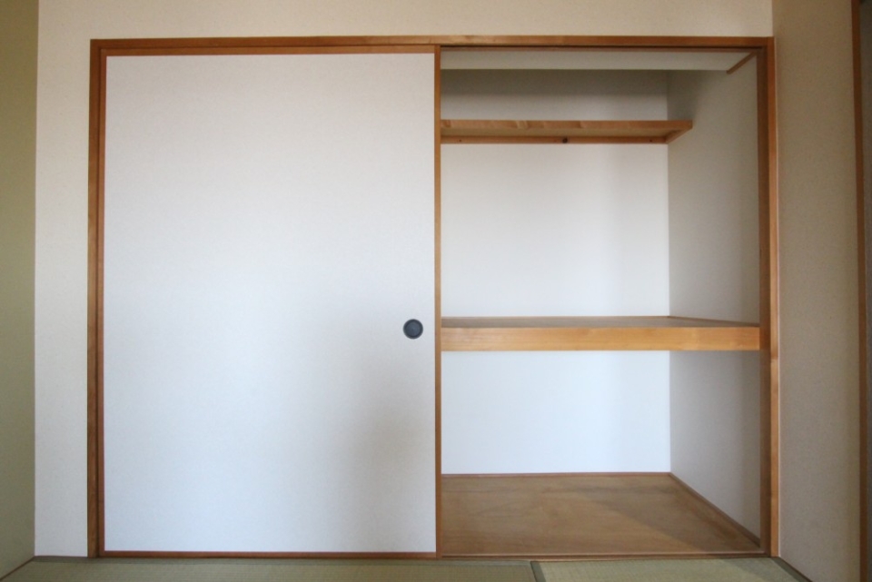和室の収納押入は、片面しか使用出来ない。