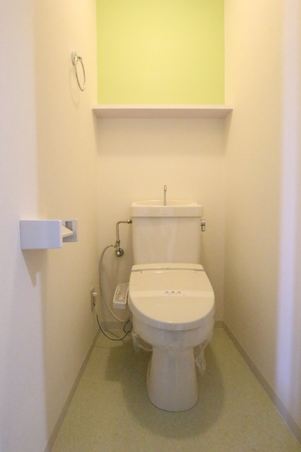 トイレはシャワートイレ付き。
