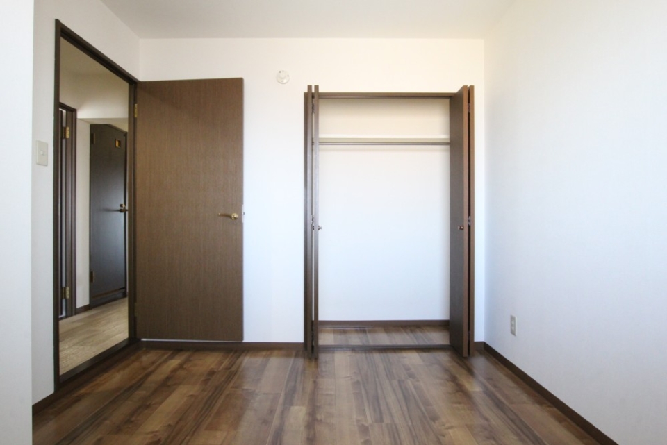 こちらが小さな洋室、子供部屋ですね。