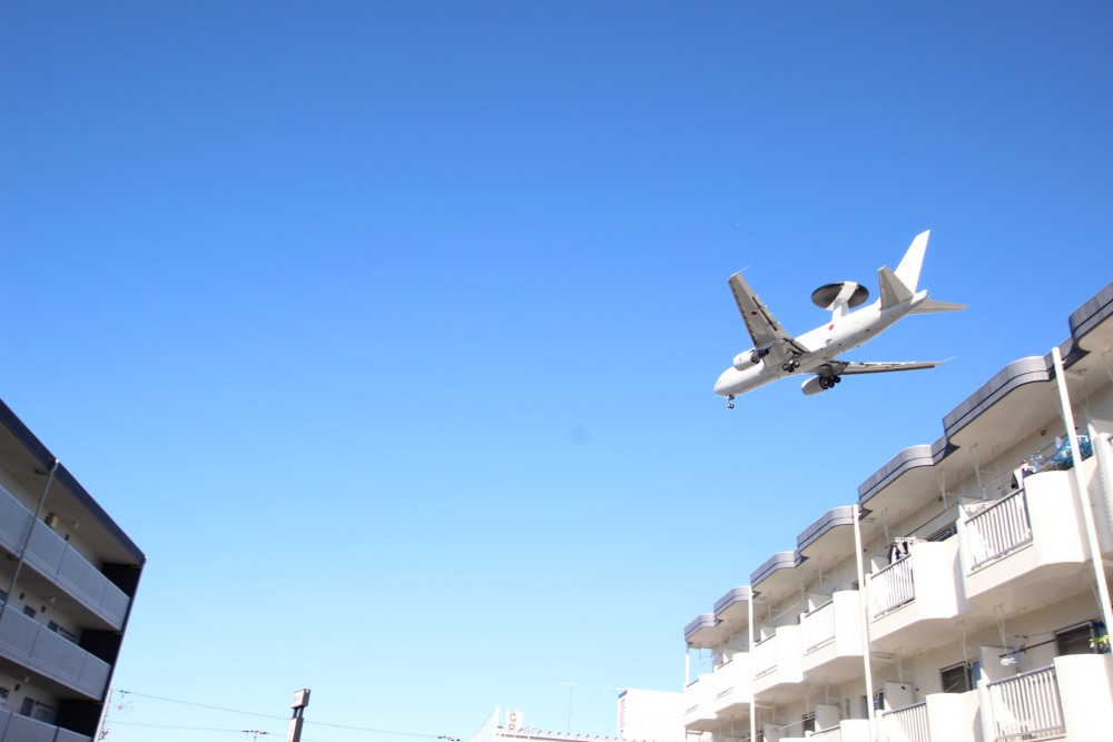 手が届きそうなくらいすぐ頭上を飛行機が飛ぶ。