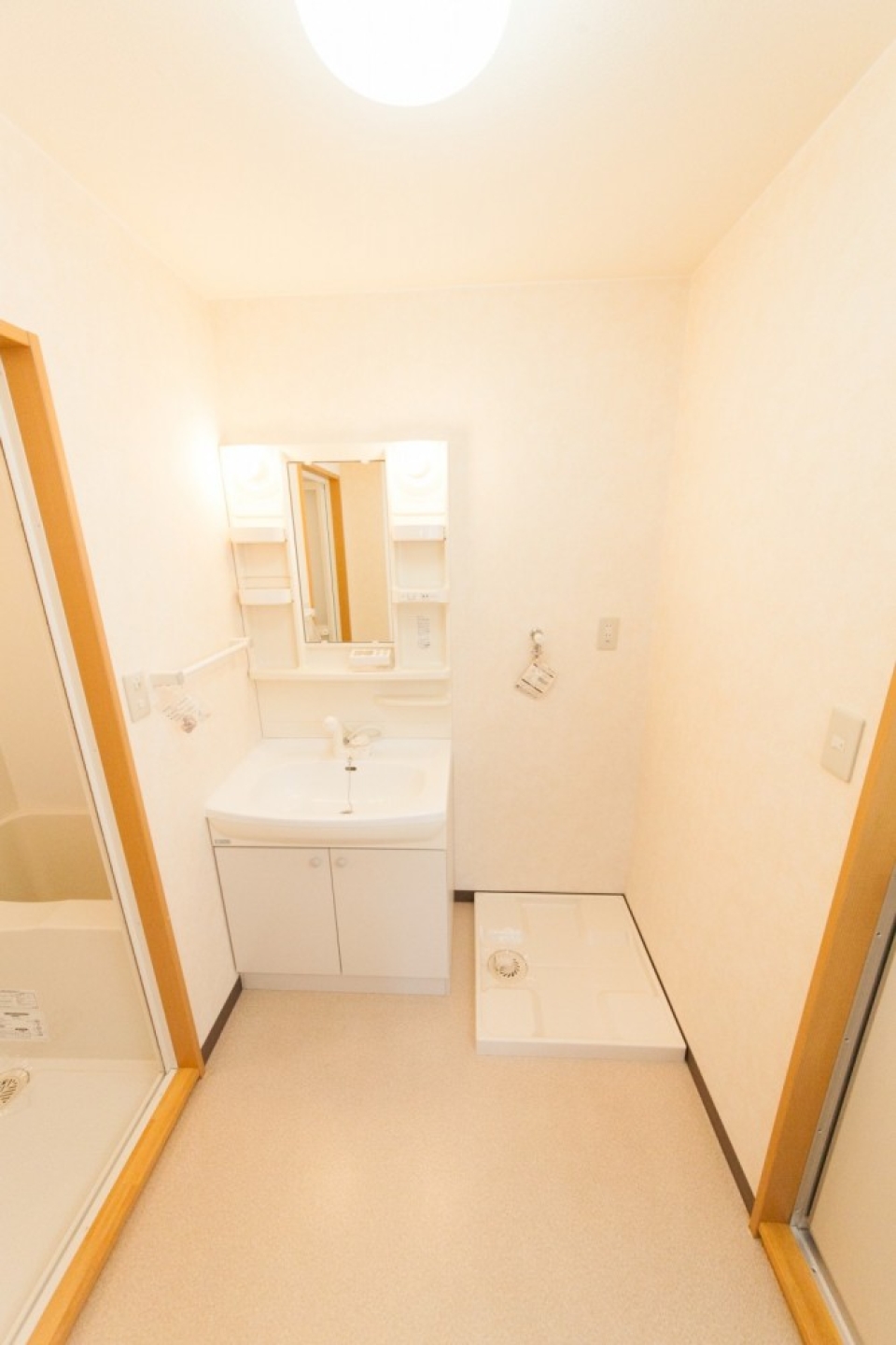 洗面室の様子。左に浴室、右にトイレがあります。※こちらは102号室の写真