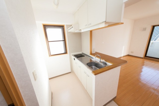 キッチン横には窓があり、採光も換気もGOOD！