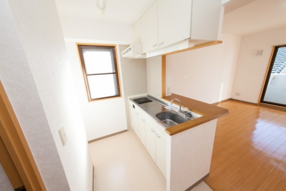 キッチン横には窓があり、採光も換気もGOOD！