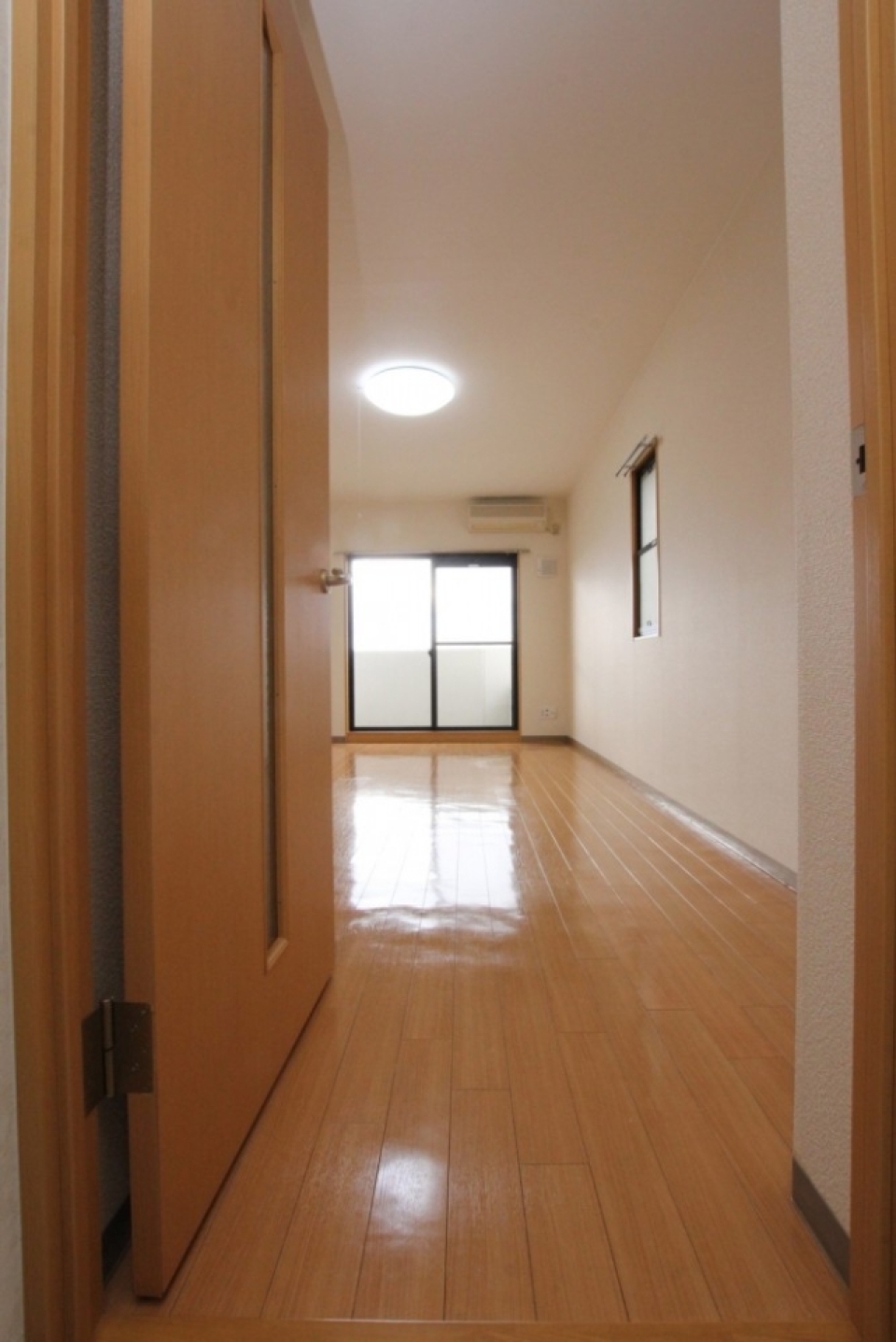 9.7帖、細長いお部屋。バルコニーは南向きです