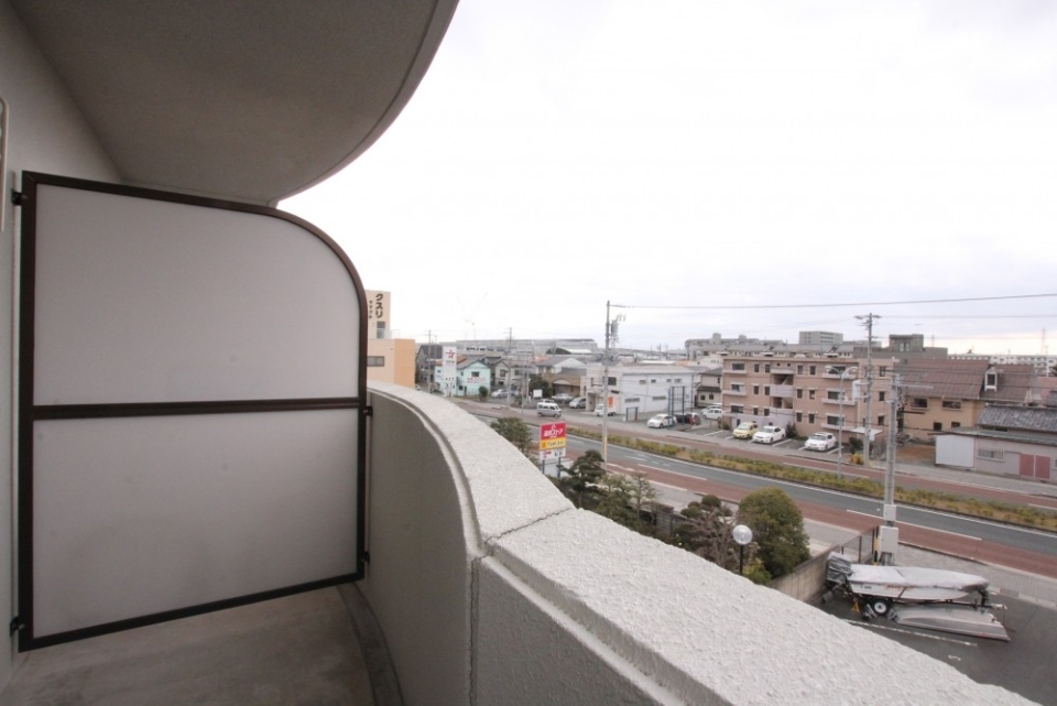 バルコニーからの眺め。目の前を通っているのが雄踏街道(県道62号)です