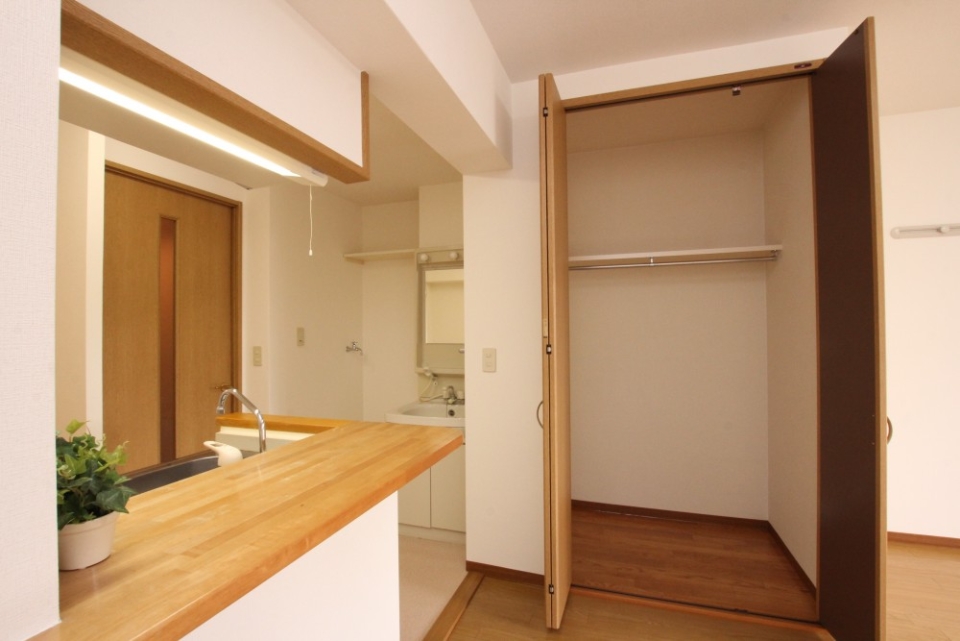 クローゼットはキッチンの近くにあるので部屋自体は広々と使えます