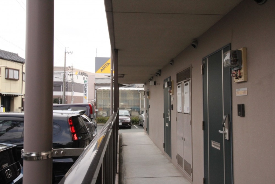 共有部分廊下から大型スーパーの看板が見えるほどに近いです