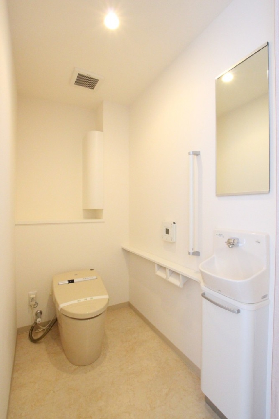人感センサーでトイレの蓋があきます。