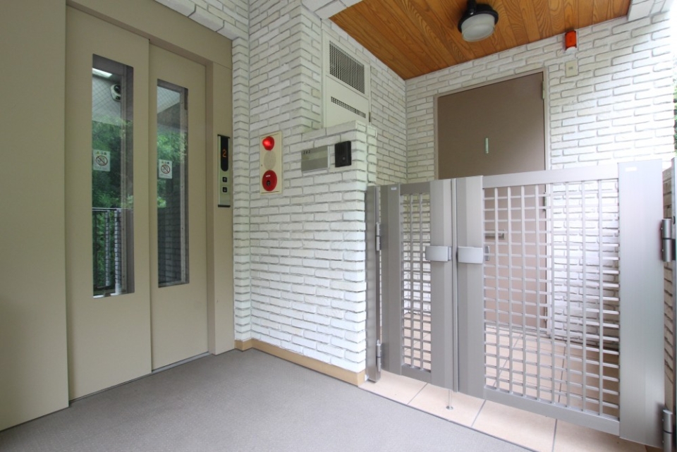 各戸の玄関部分にはゲートとポーチがついており、まるで一戸建てのよう。