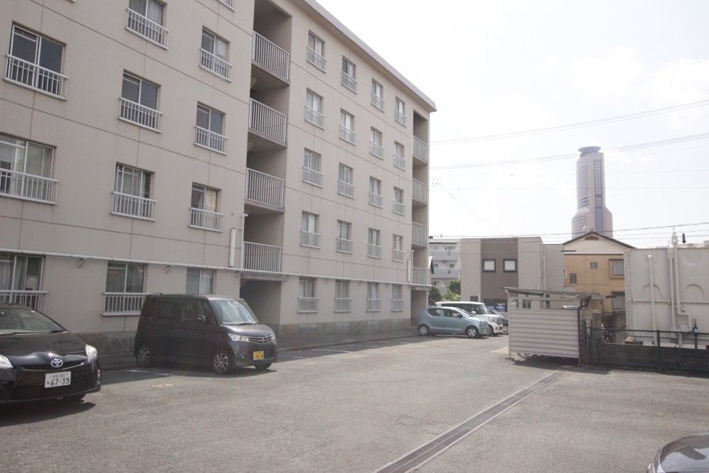 見た目は古い団地風マンション。アクトタワーがこの近さ！