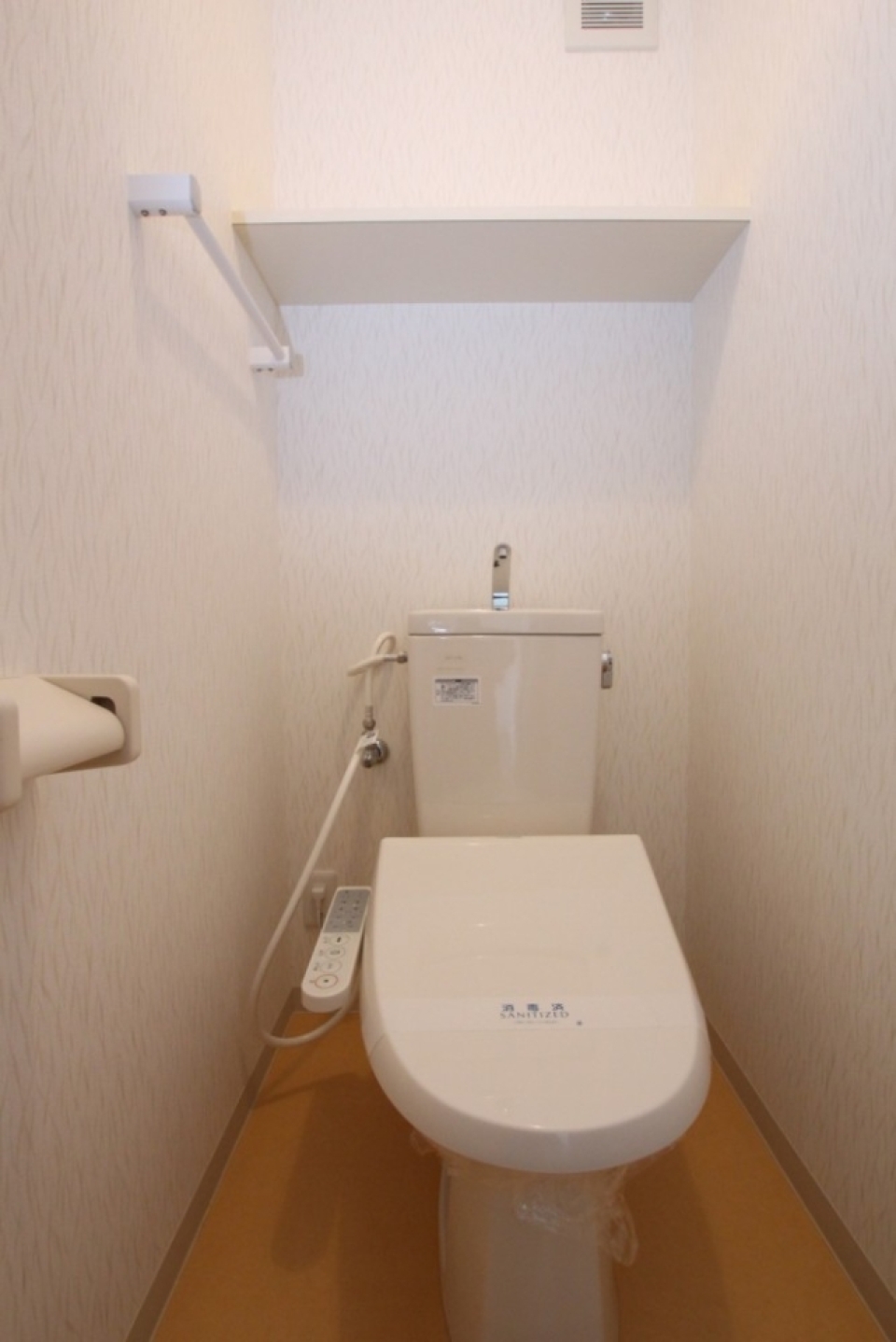 トイレはシャワートイレ付き。