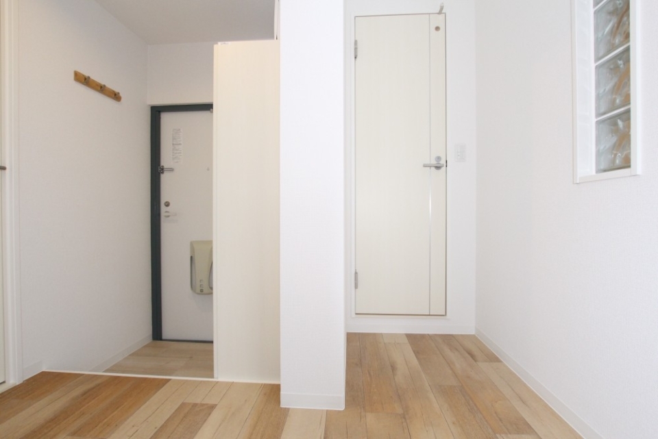 建具が白くて玄関の雰囲気もGOOD。