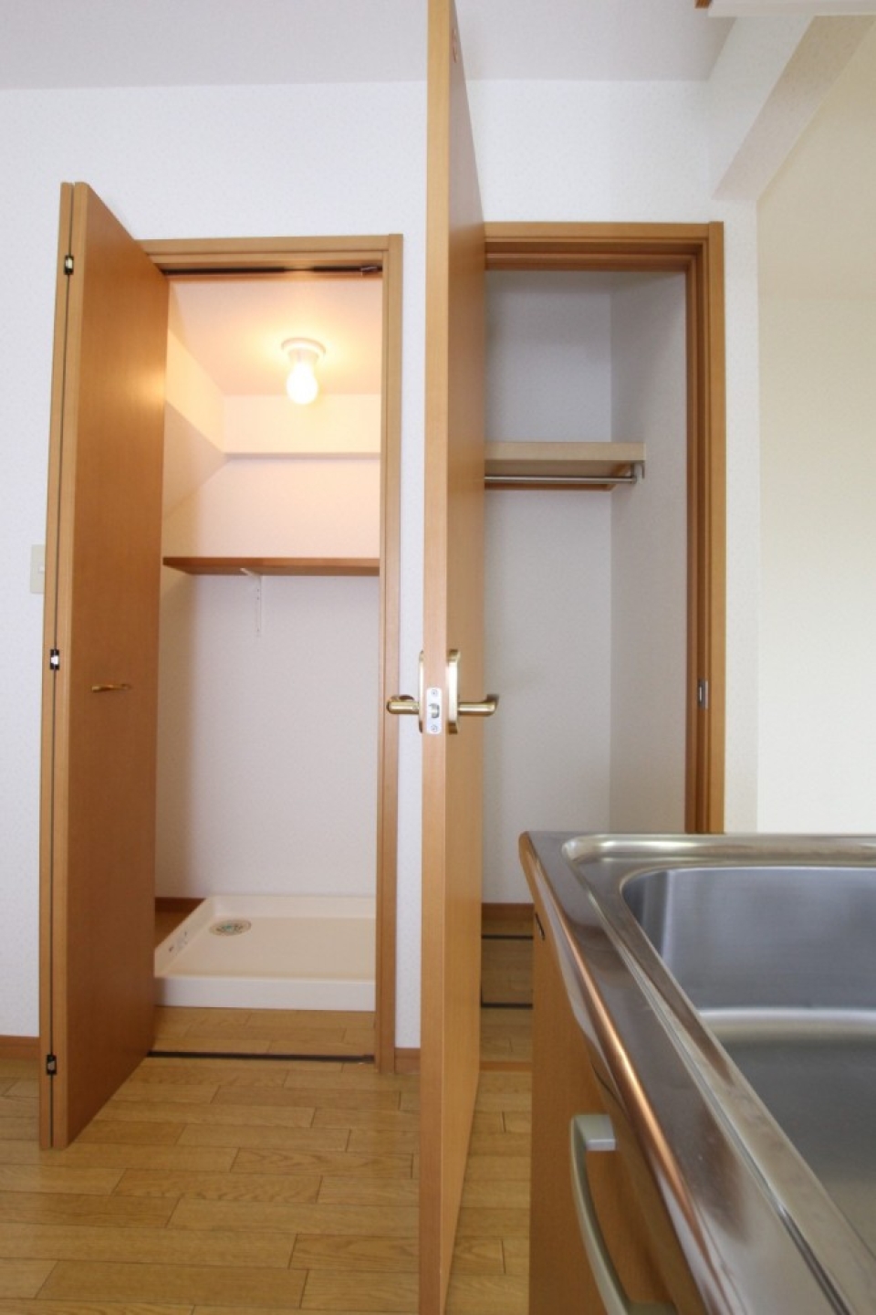 キッチンの真横に洗濯機置場、家事が楽々ですね。
