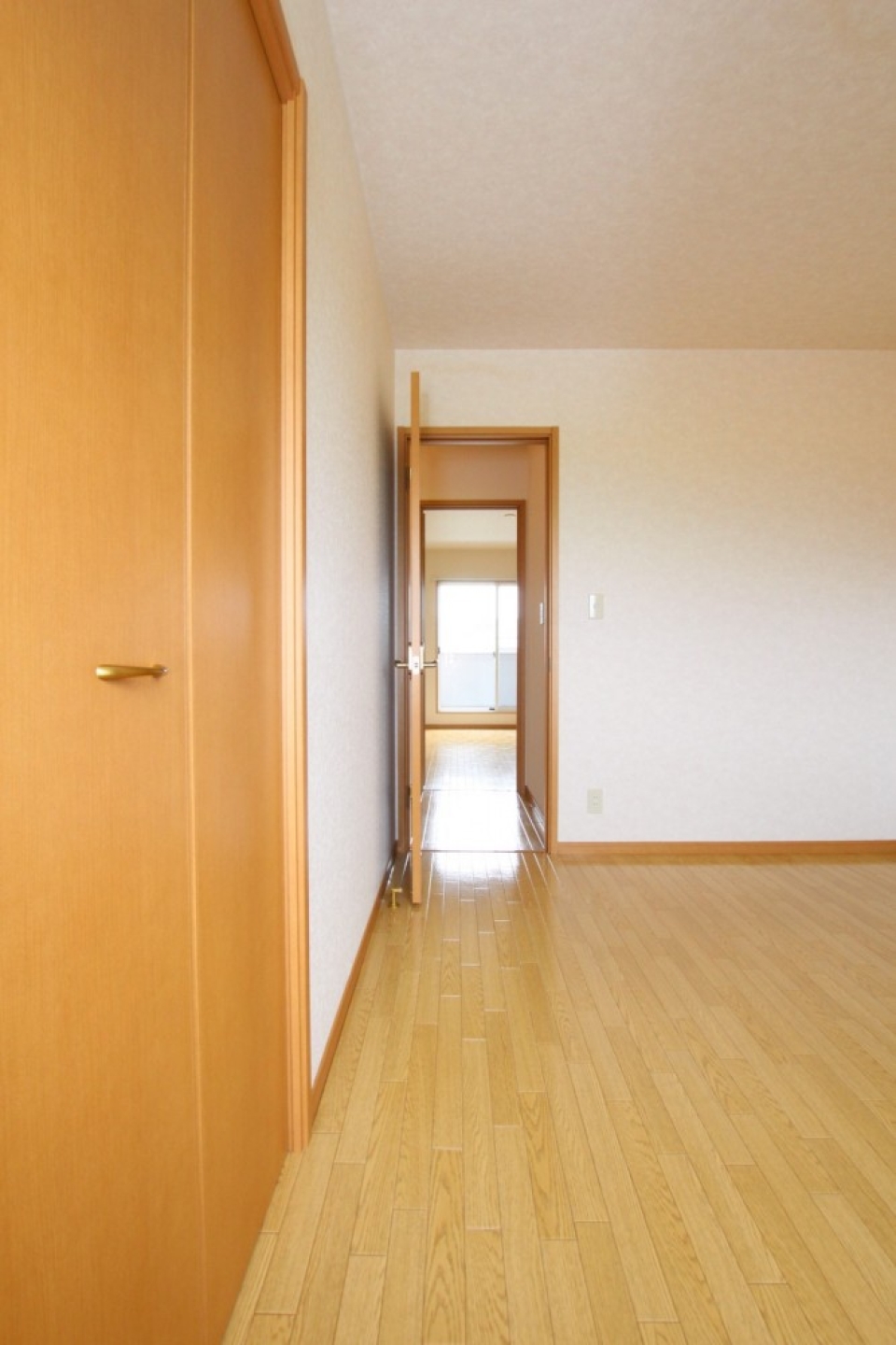２階の南端から北端まで一直線。