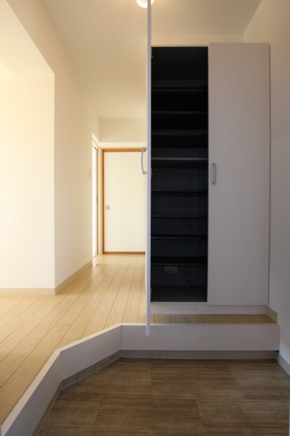 玄関には姿見付きの大型シューズBOX付き。