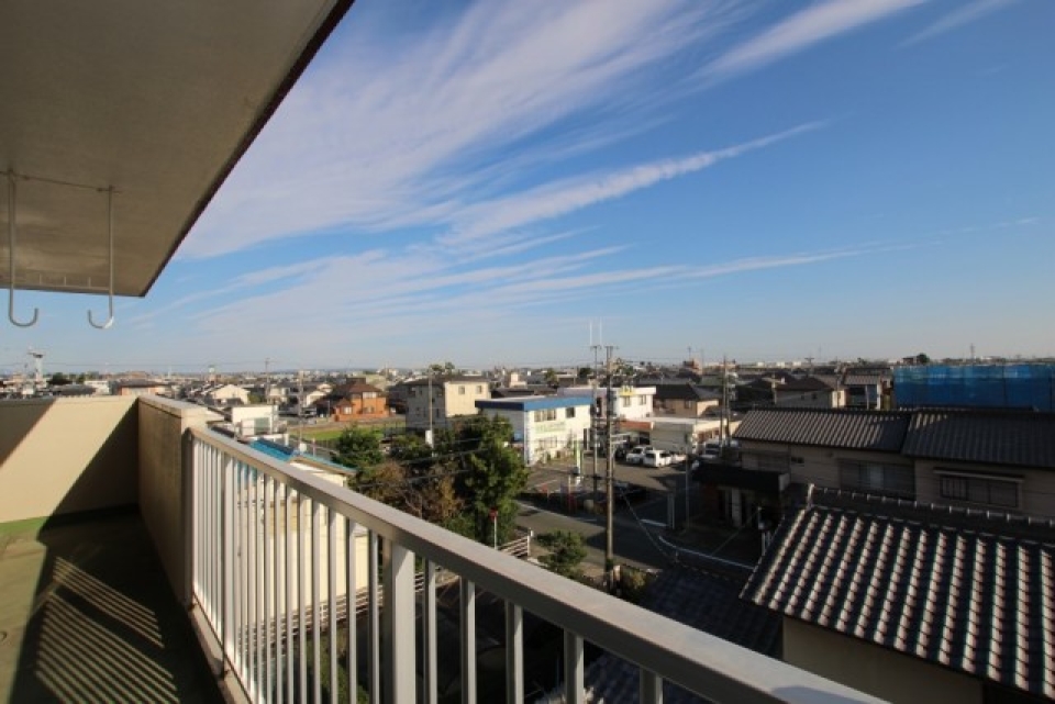 最上階・角部屋、目の前の視界を遮る建物もなく開放的。