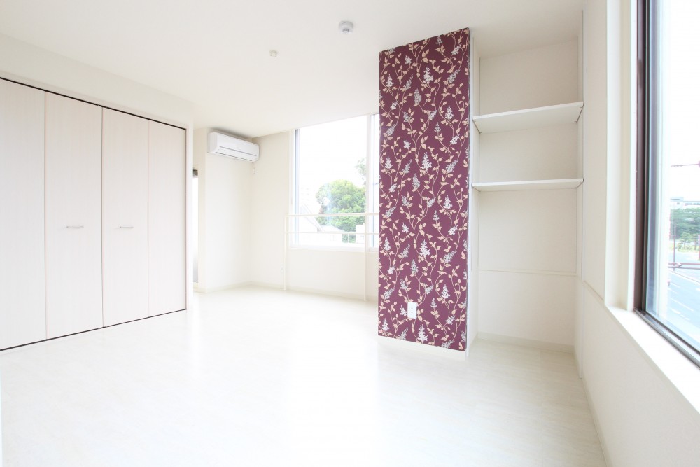 洋室の白い壁・床・建具。