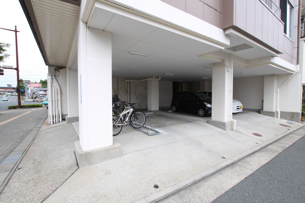 駐車場は傾斜に注意。