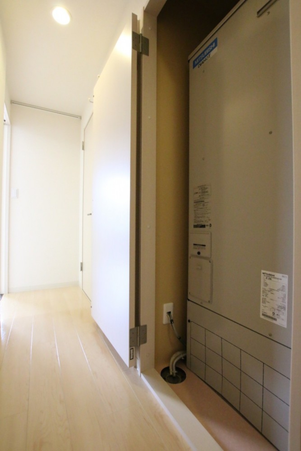 玄関すぐ横に電気温水器。