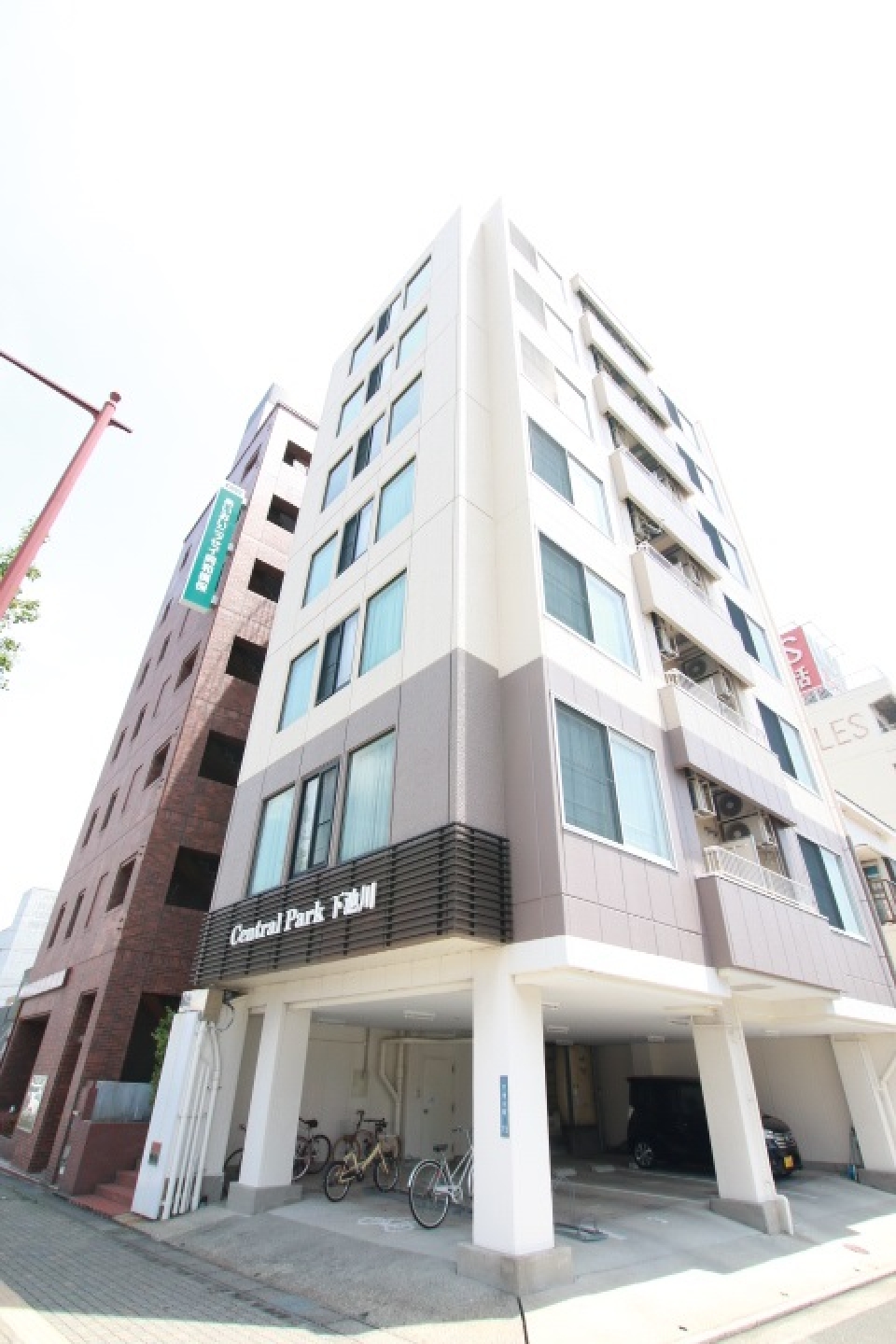 駐輪場は屋根付き。