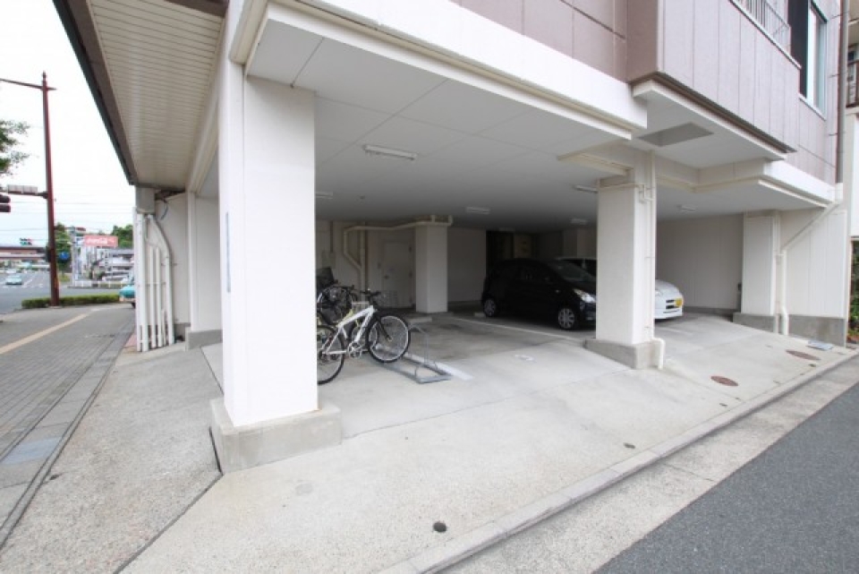 駐車場は傾斜に注意。