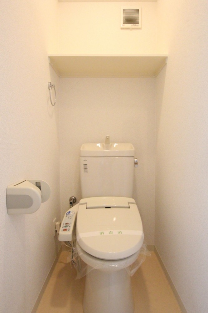 トイレはシャワートイレ付き。