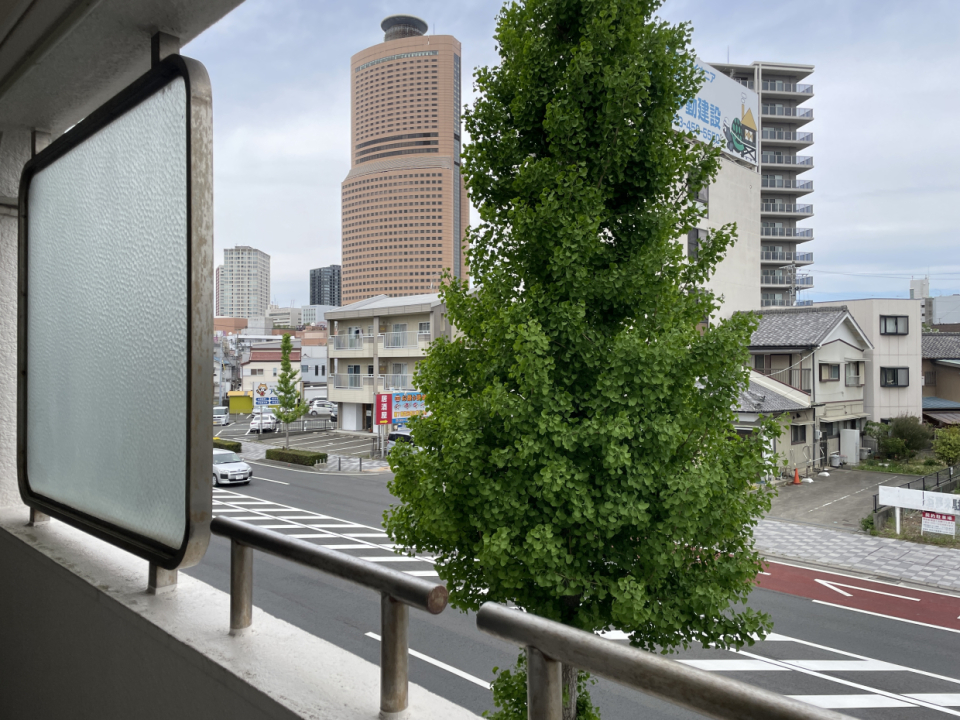 かわいい木の後ろにアクトタワー！