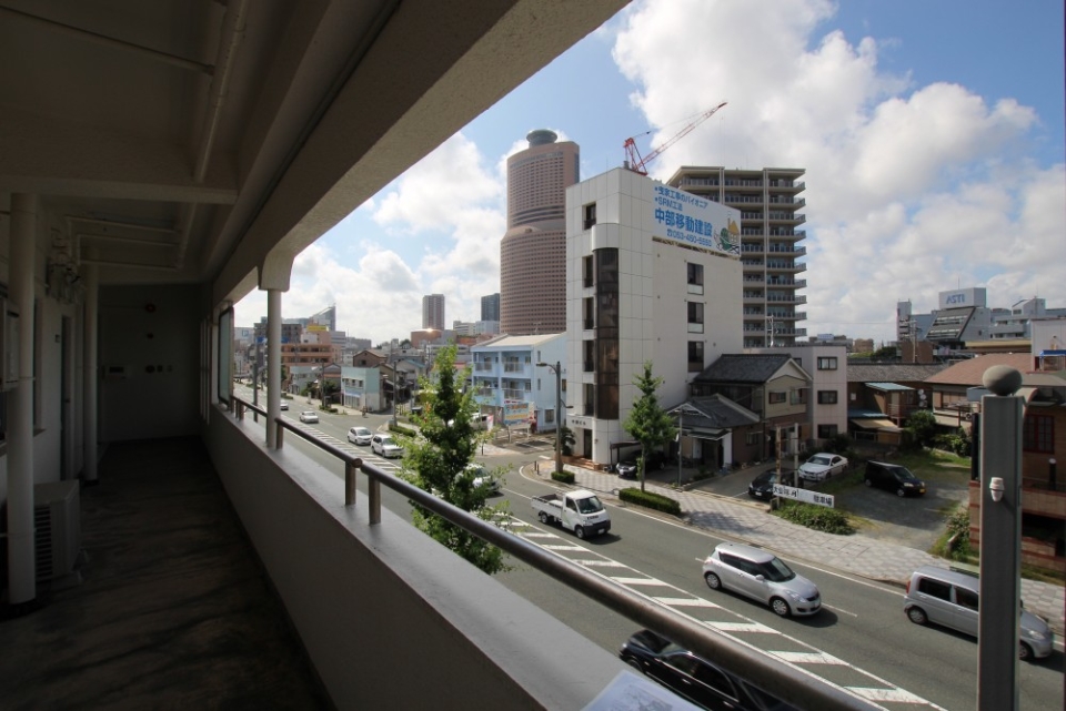 街中近し、週末の夜は街中へ繰り出そう。