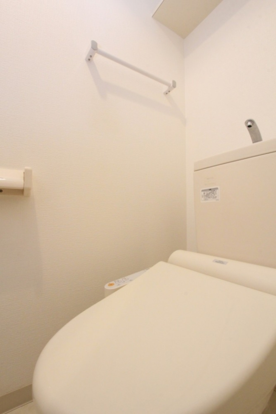 トイレはシャワートイレ付き。