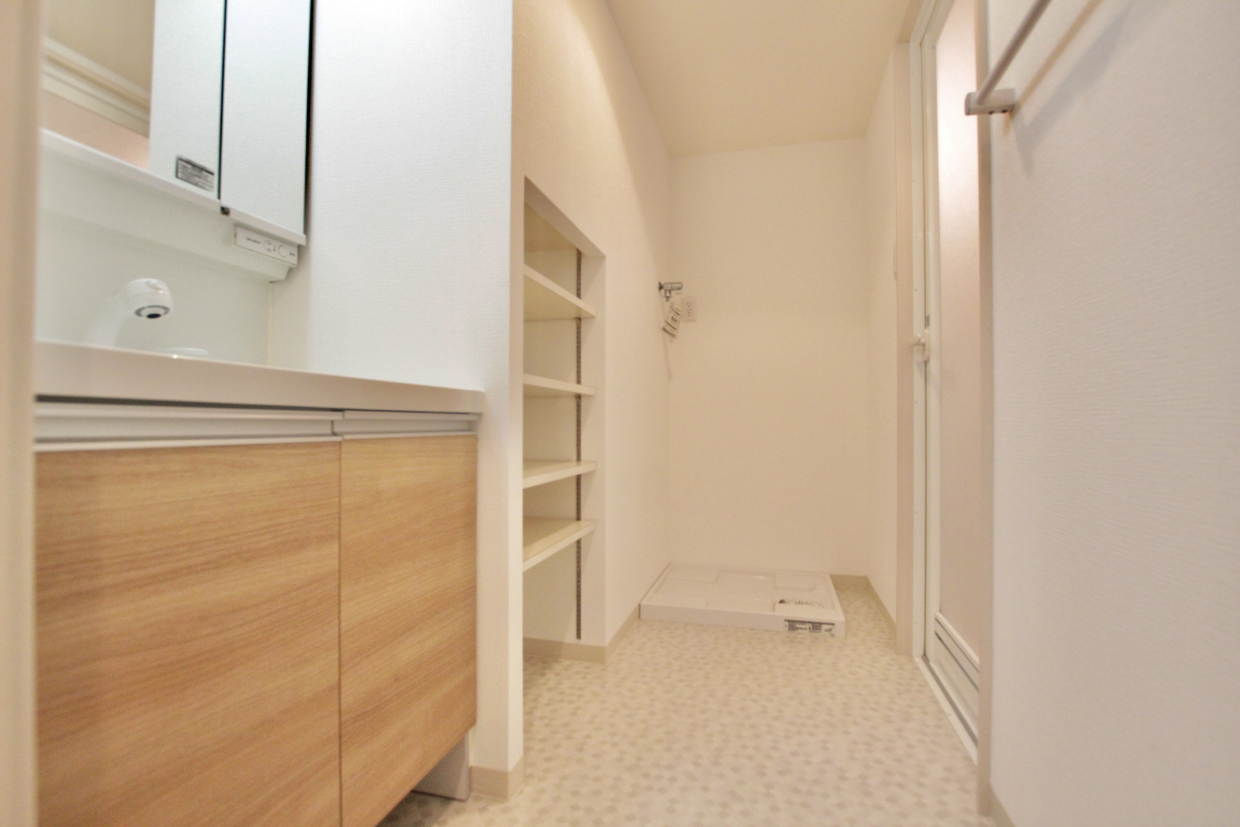 洗面室。可動棚があって便利