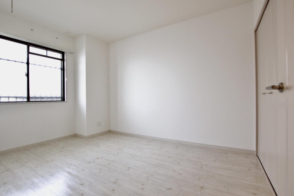 6帖の洋室。このお部屋にもクローゼットあります