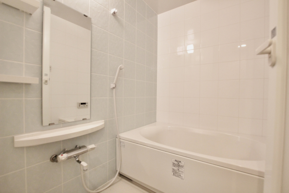 浴室は淡いブルー