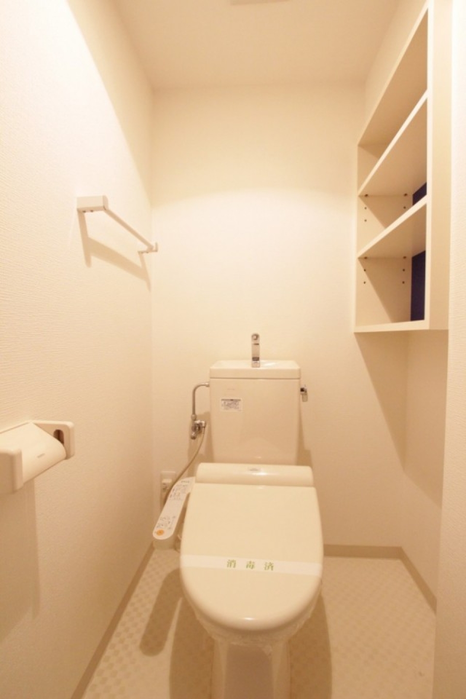 トイレにも洗面所と同じ収納棚。