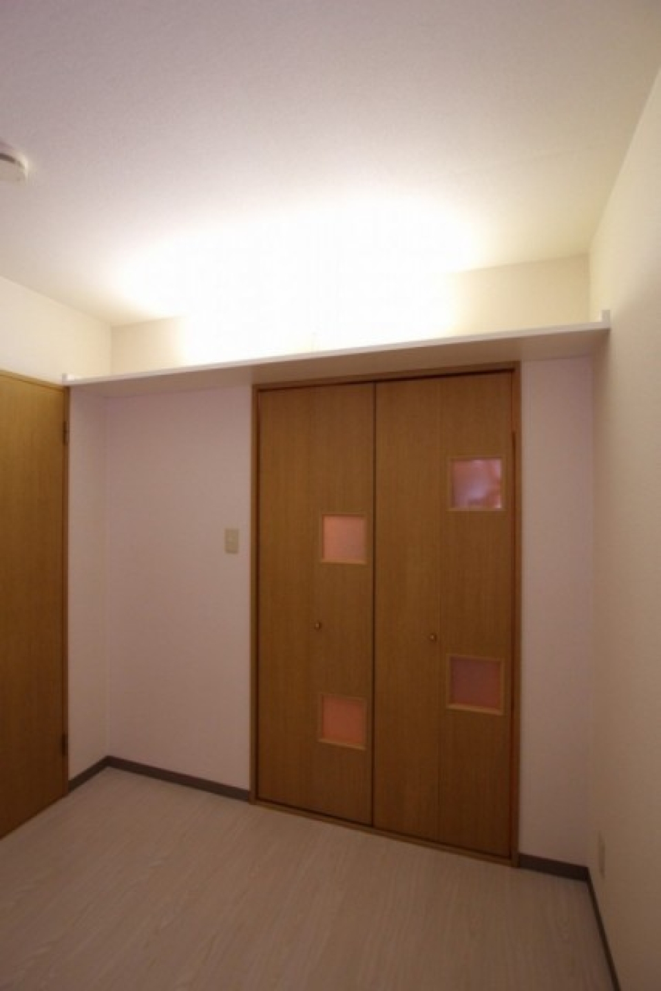 同様にこちらのお部屋にも...。