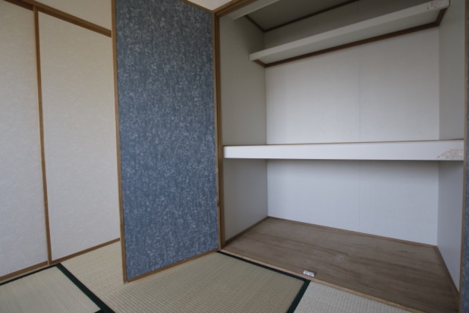 お客さん用の敷布団を十分入れることができる大きさ