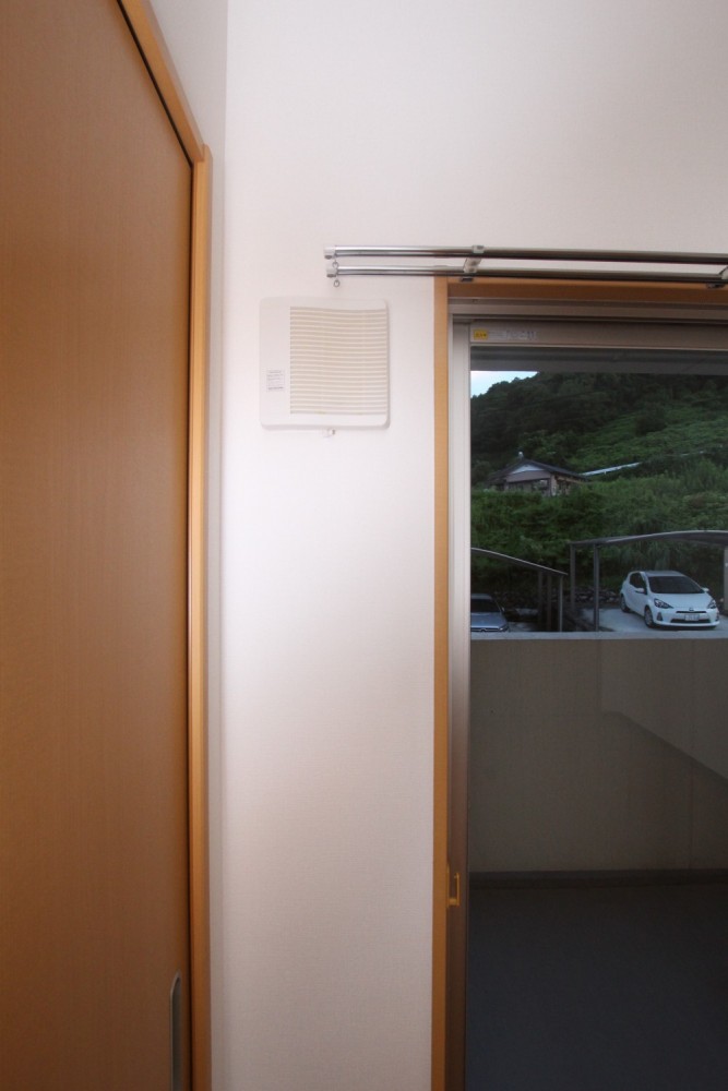 窓の横には必ず通気口が。