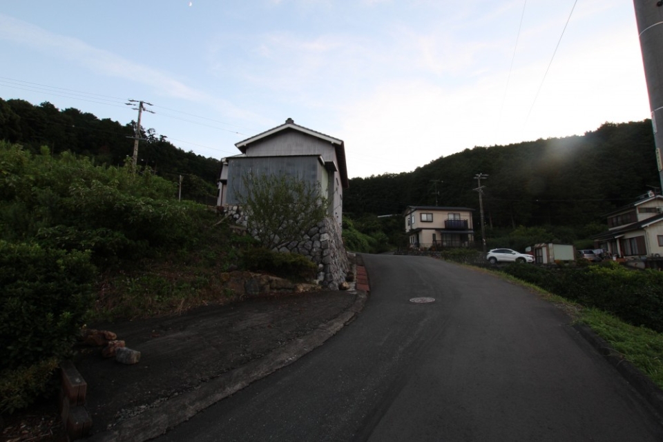周りは山に囲まれ自然豊かな風景。