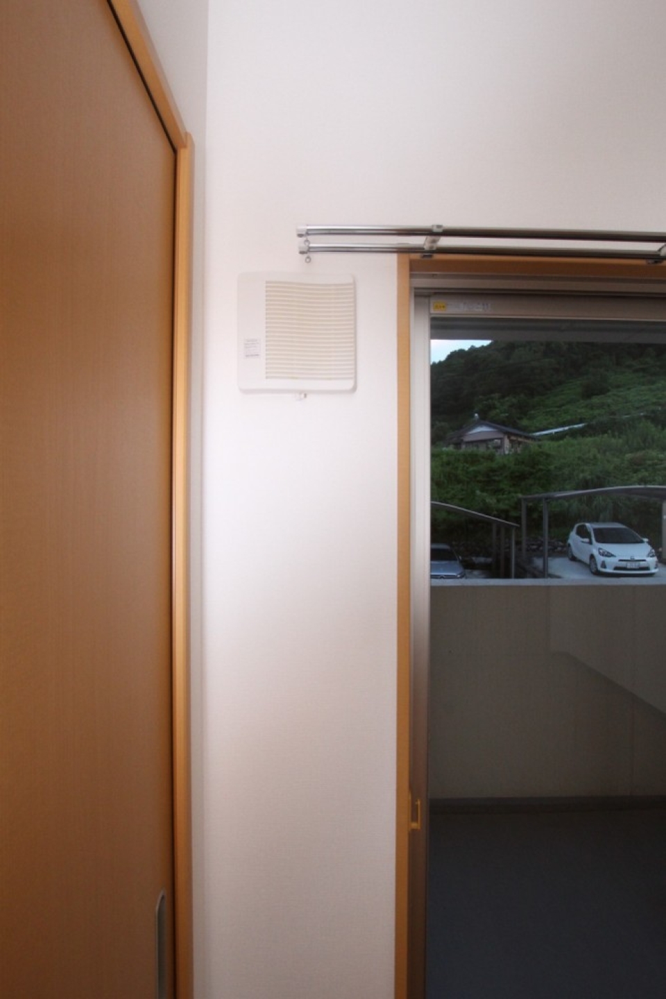 窓の横には必ず通気口が。
