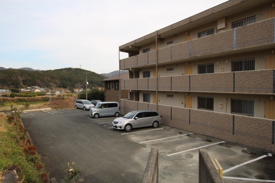 山々に囲まれた田舎風景。