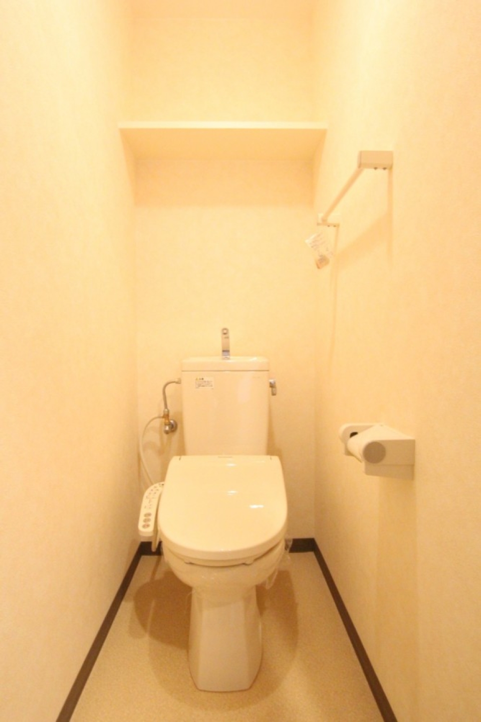 トイレはシャワートイレ付き。