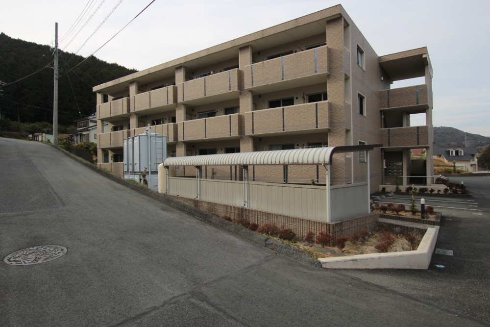 山々に囲まれた田舎風景。