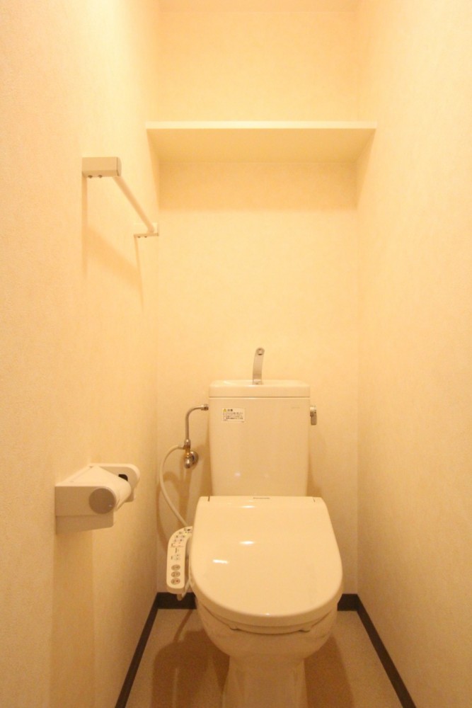 トイレはシャワートイレ付き。