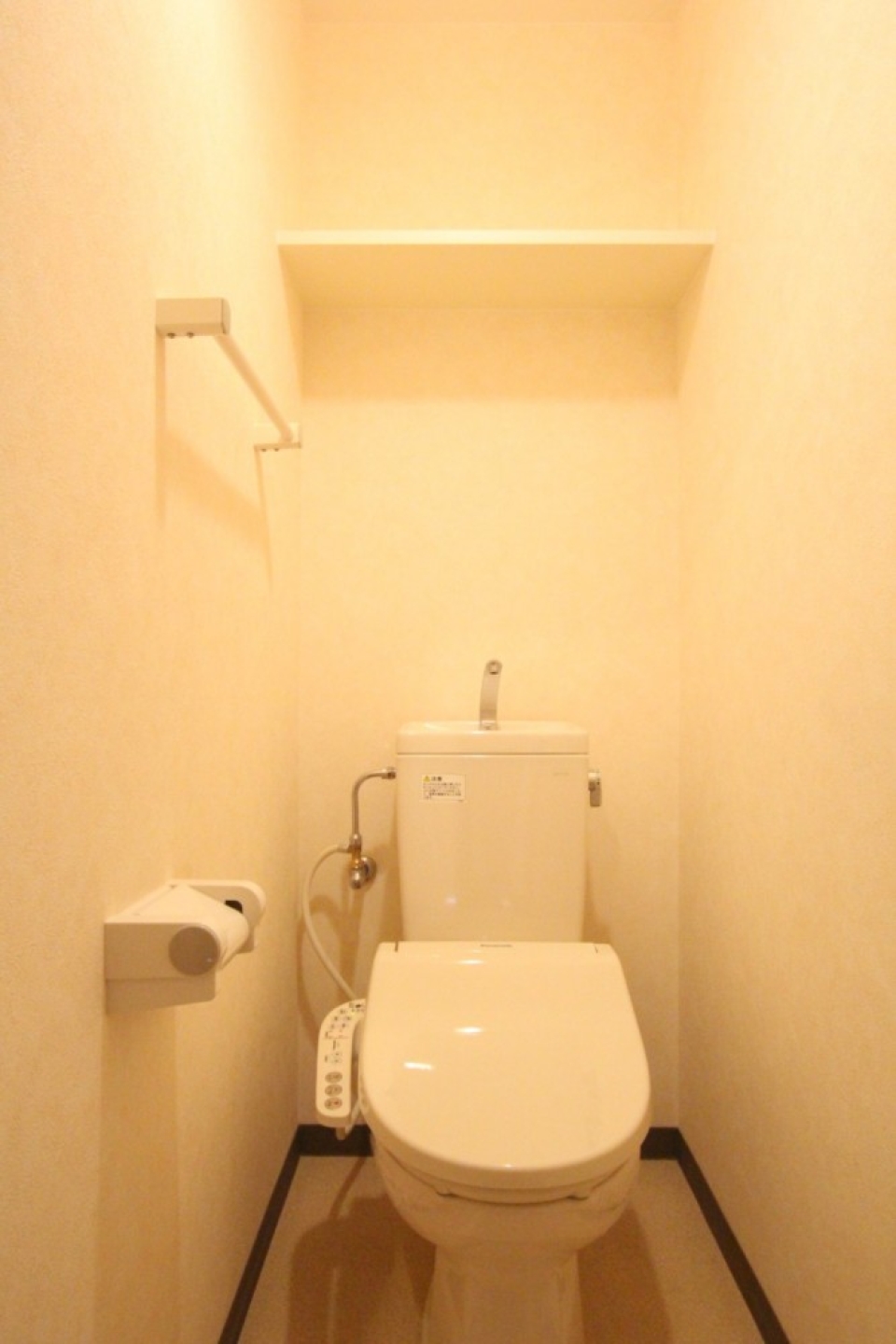 トイレはシャワートイレ付き。