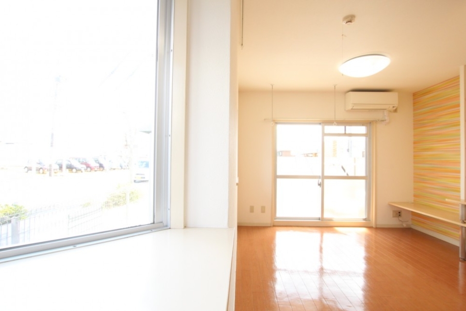 角部屋の特権、＋αの窓が部屋に光を取り入る。