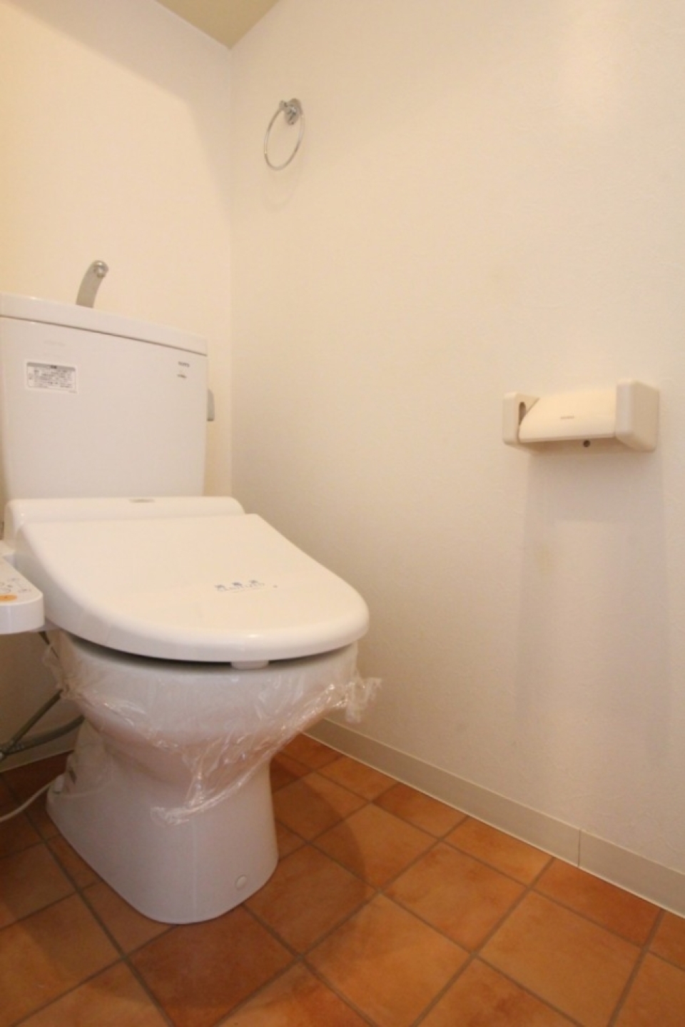 テラコッタフロアのトイレはウォシュレット付き。