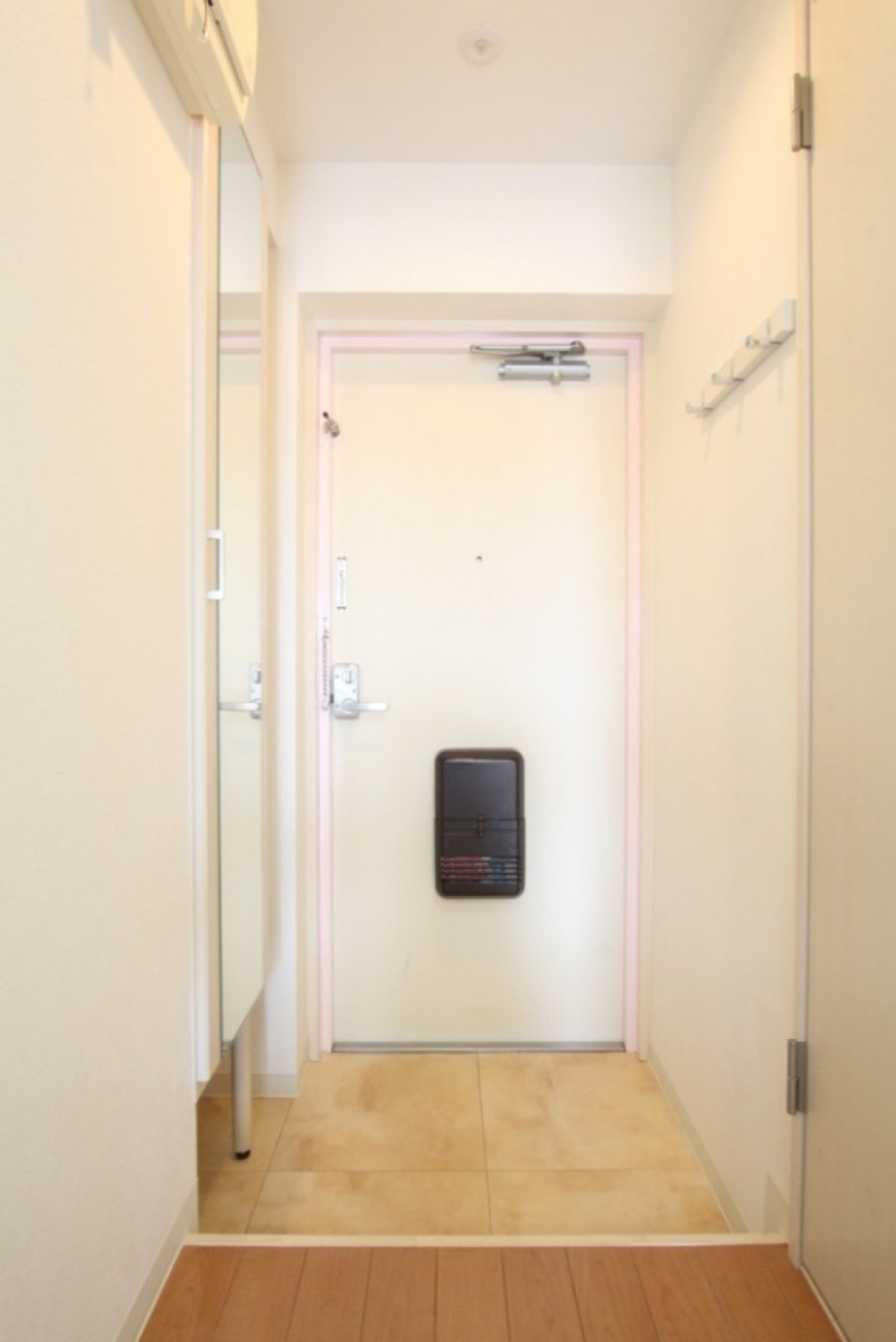 靴箱には姿見付き、お出掛け前の最終チェックはここで。