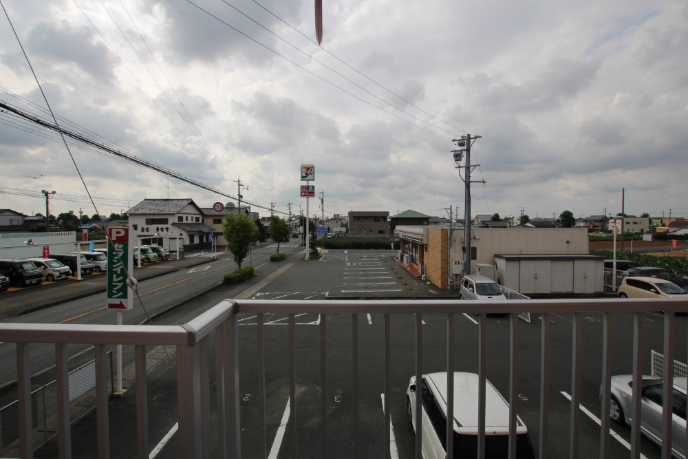 お部屋の目の前はセブンイレブンで便利。