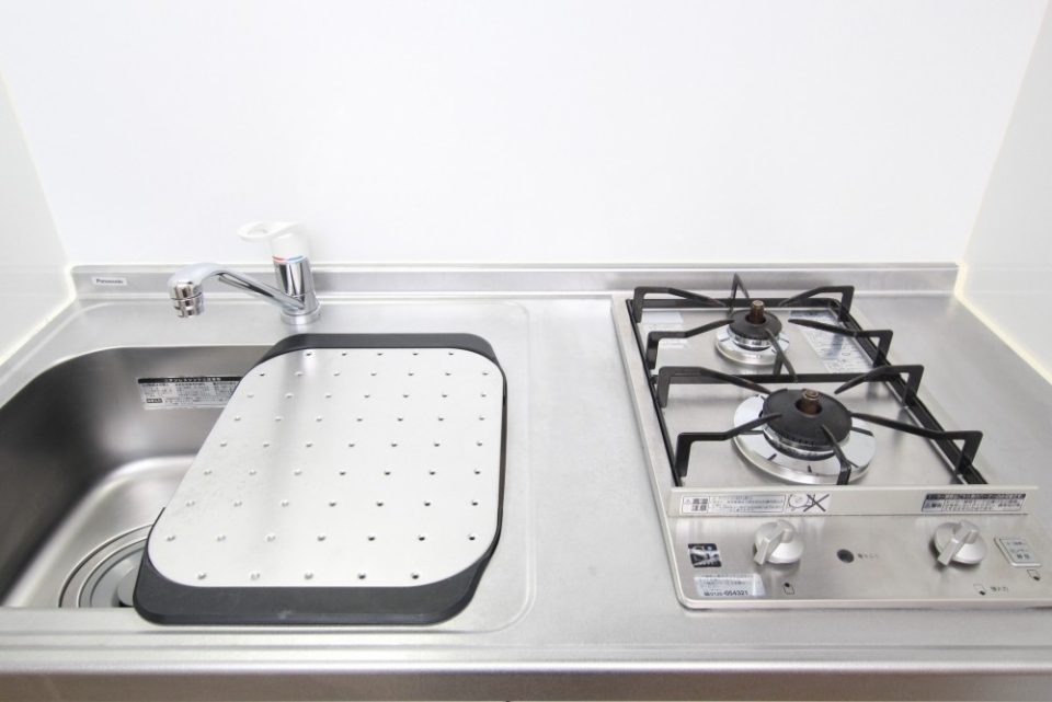 キッチンはミニキッチンだがしっかりと２口コンロ付き。